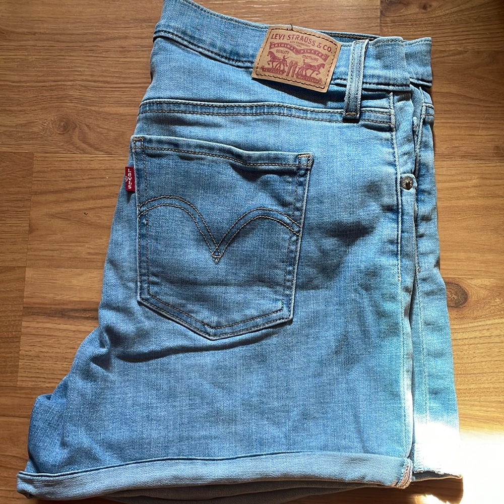 Levi’s jean shorts size 32